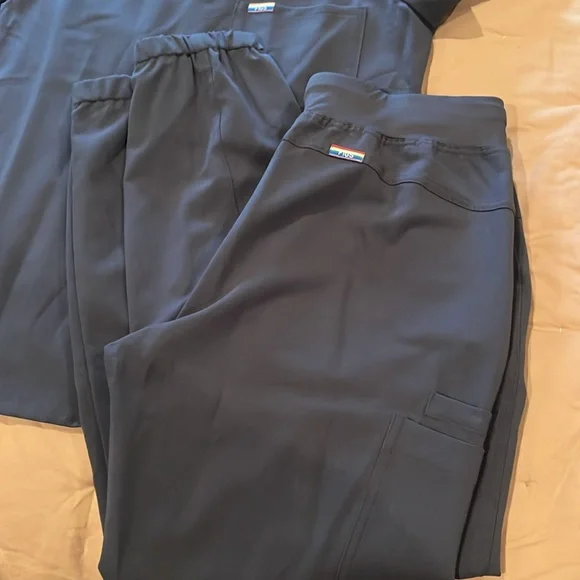 FIGS LIMITED EDITION PRIDE Scrub Set - Picture 5 of 6